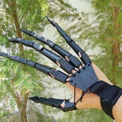 Articulated Skeleton Finger Extensions with Flexible Moving Joints for Halloween Cosplay